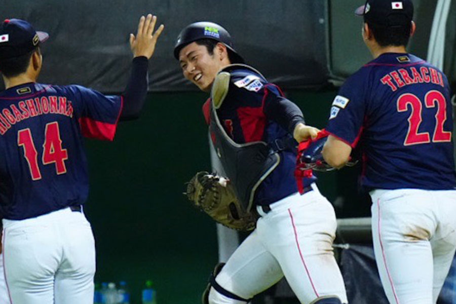 ベネズエラ戦で好守を披露したU-18代表・尾形樹人（中央）【写真：荒川祐史】