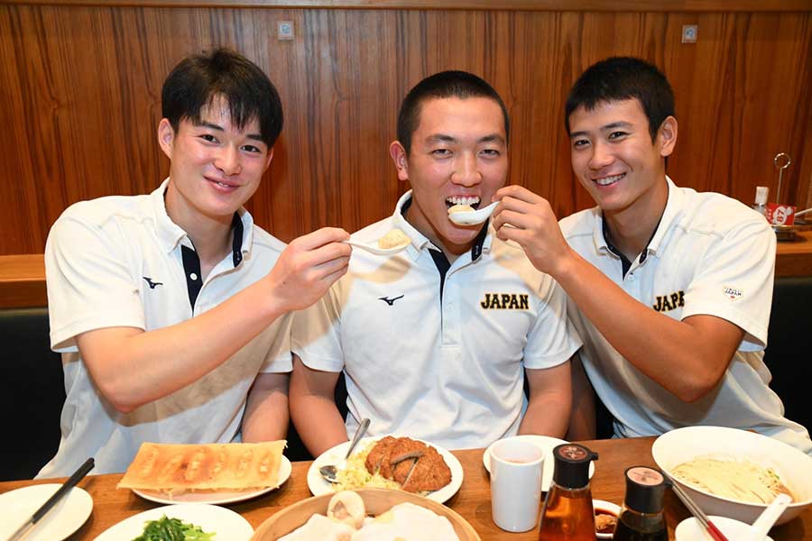 食事を楽しむU-18日本代表・丸田湊斗、小林隼翔、山田脩也（左から）【写真：代表撮影】