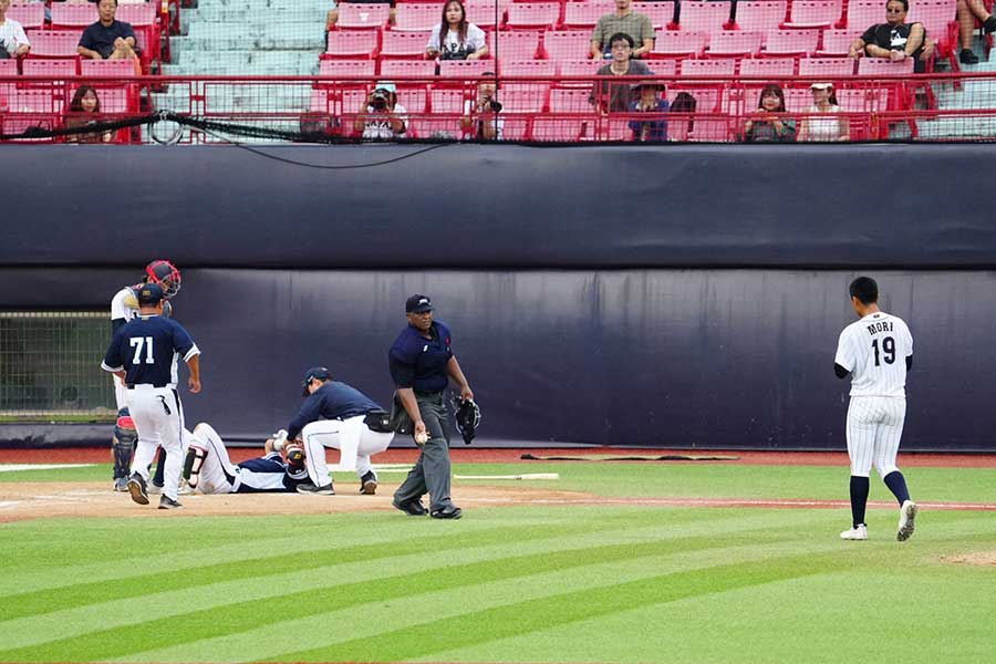 死球を当て帽子をとって謝罪する侍U-18代表・森煌誠（右）【写真：荒川祐史】