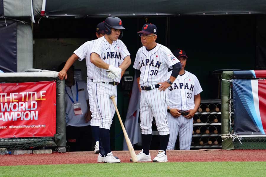 知花慎之助に声をかける侍U-18代表・馬淵史郎監督（右）【写真：荒川祐史】