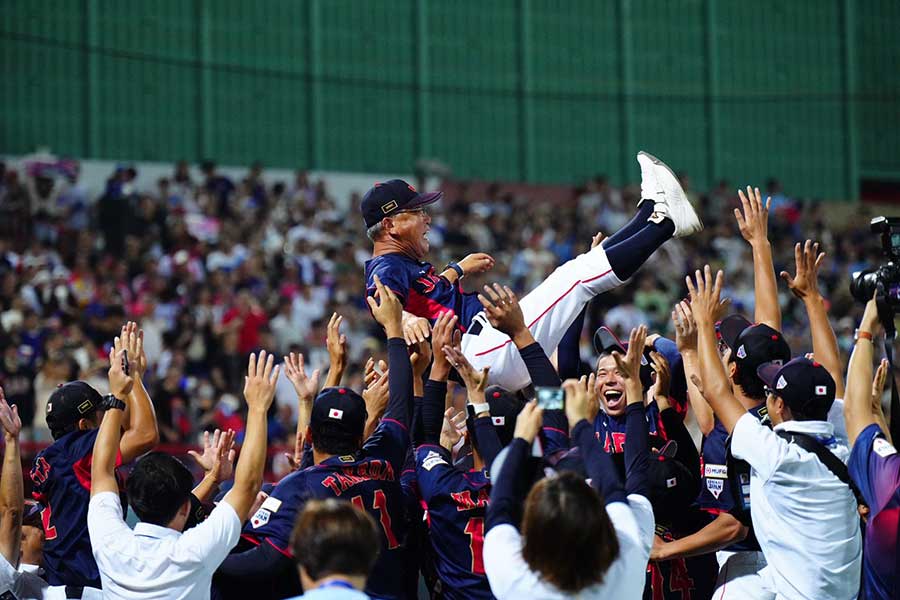 胴上げで宙を舞った侍U-18代表・馬淵史郎監督【写真：荒川祐史】