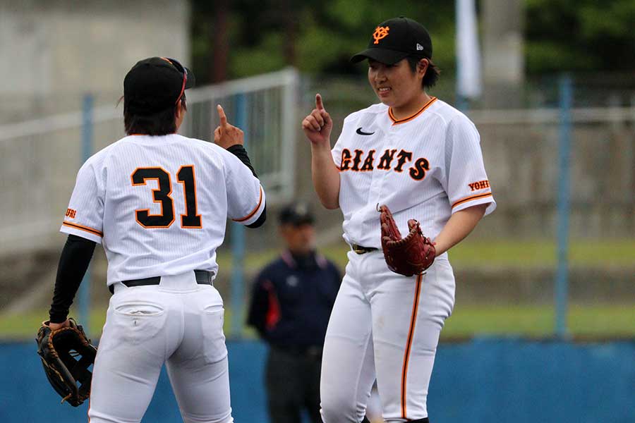 侍ジャパンに選ばれた巨人・小野寺佳奈（右）【写真：読売巨人軍提供】