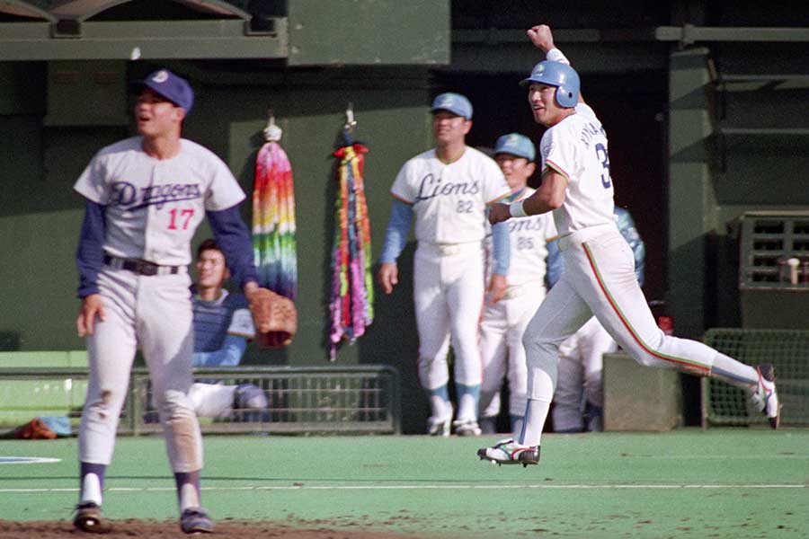 1988年の日本シリーズ第4戦、西武・清原和博に本塁打を打たれた中日・上原晃（左）【写真：共同通信社】