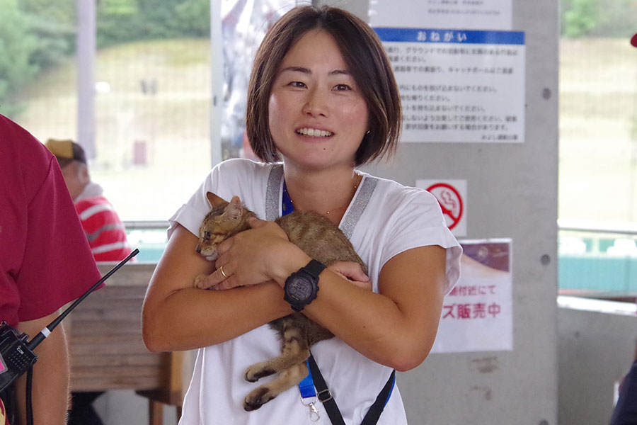 子猫を保護した大会運営スタッフの岩本愛さん【写真：喜岡桜】