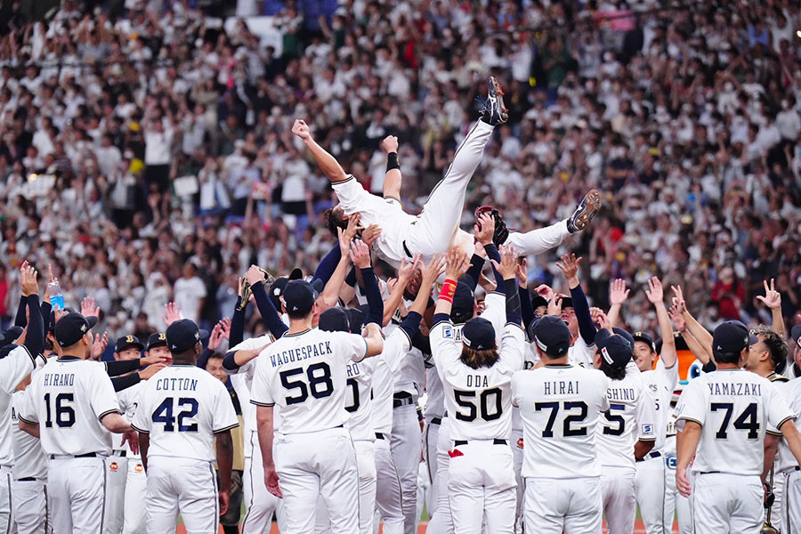 胴上げされたオリックス・杉本裕太郎【写真：荒川祐史】