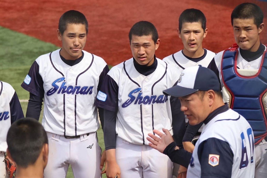 中学硬式野球の「湘南クラブボーイズ」を率いる田代栄次監督（右下）【写真：チーム提供】