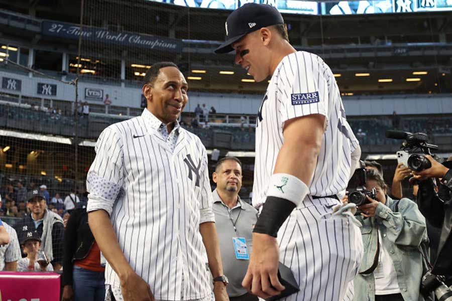 21日の試合前、ヤンキースのアーロン・ジャッジ（右）と話すスティーブン・A・スミス氏【写真：Getty Images】