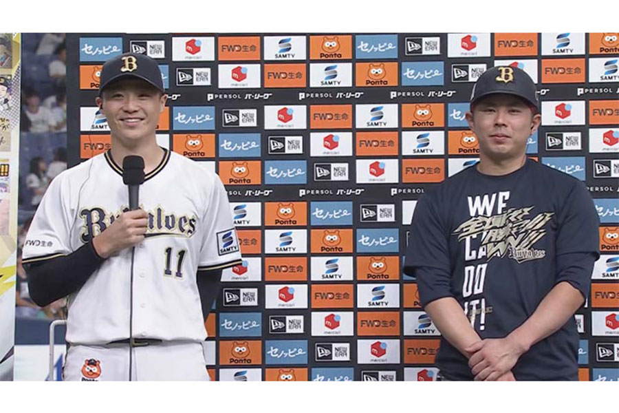 10勝目を挙げたオリックス・山崎福也（左）と若月健矢【画像：パーソル パ・リーグTV】