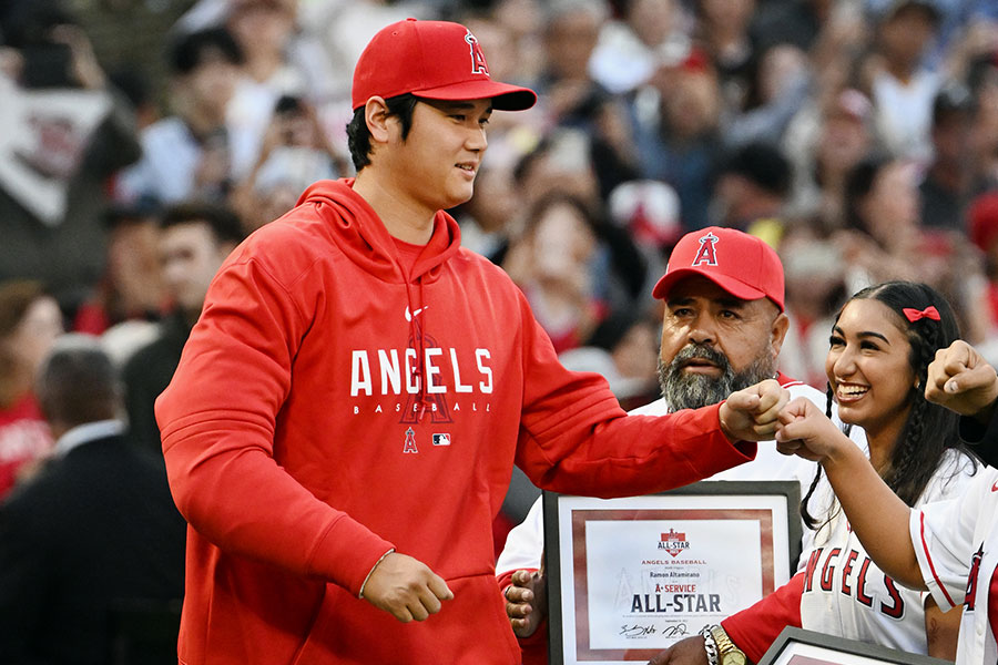 表彰式に登場したエンゼルス・大谷翔平【写真：Getty Images】