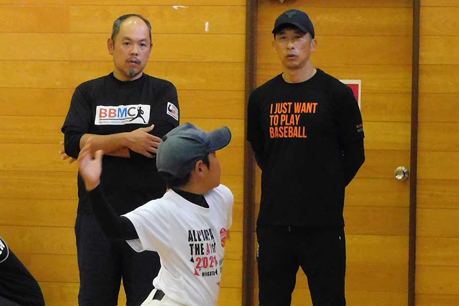 多賀少年野球クラブの練習を視察した矢野燿大氏（右）【写真：間淳】