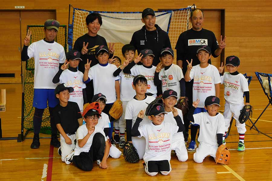 多賀少年野球クラブの練習を視察した矢野燿大氏（後列左から3人目）【写真：間淳】