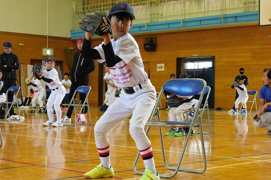 「バネ投げ」の指導を受ける選手たち【写真：間淳】