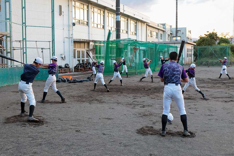 相模原市立相陽中の素振りの様子【写真：伊藤賢汰】