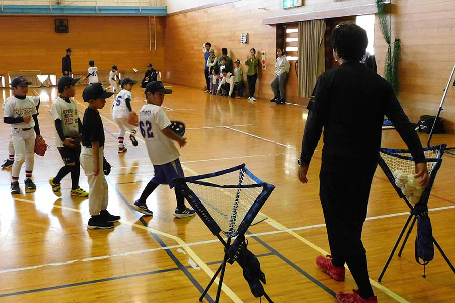 フライ捕球の練習をする小学2年生の選手たち【写真：間淳】