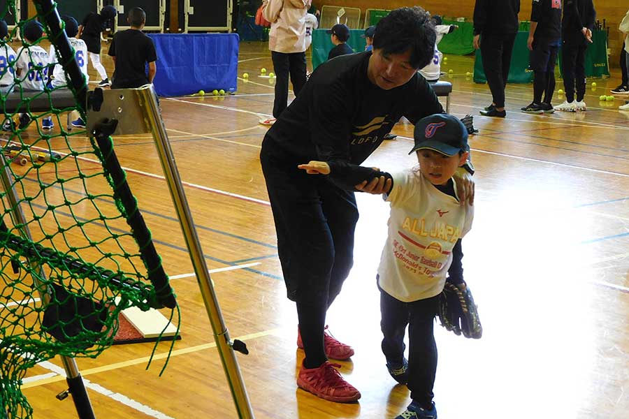 投球指導を行う多賀少年野球クラブの辻正人監督【写真：間淳】