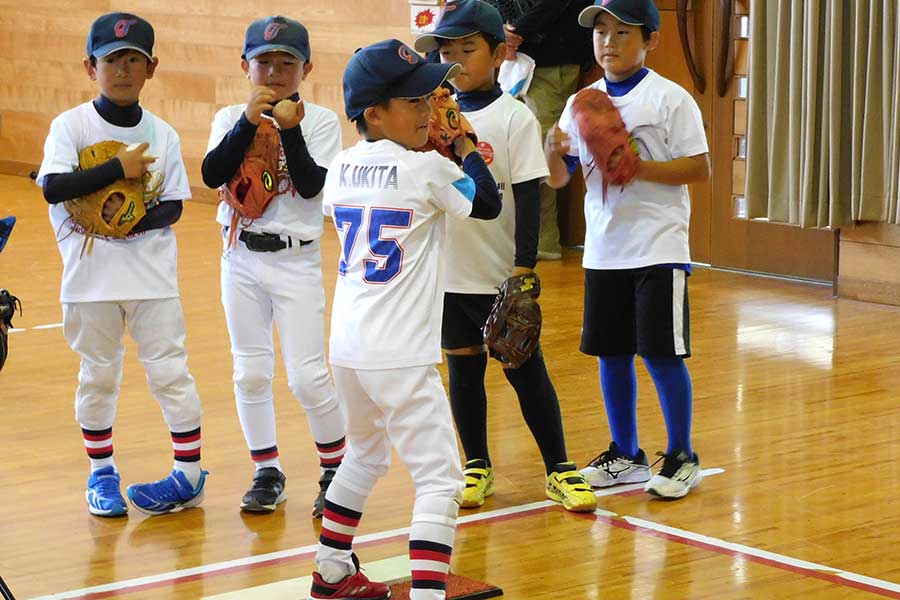 クイックの練習をする多賀少年野球クラブの選手たち【写真：間淳】