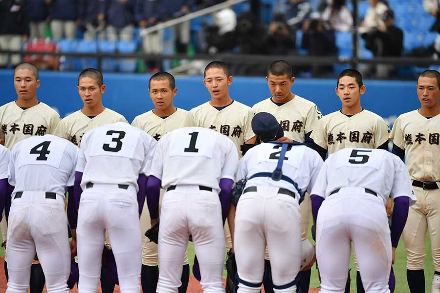 関東一に初戦で敗れた熊本国府ナイン【写真：小林靖】