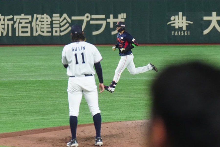本塁打を浴びた台湾代表のグーリン・ルェヤン（左）【写真：荒川祐史】