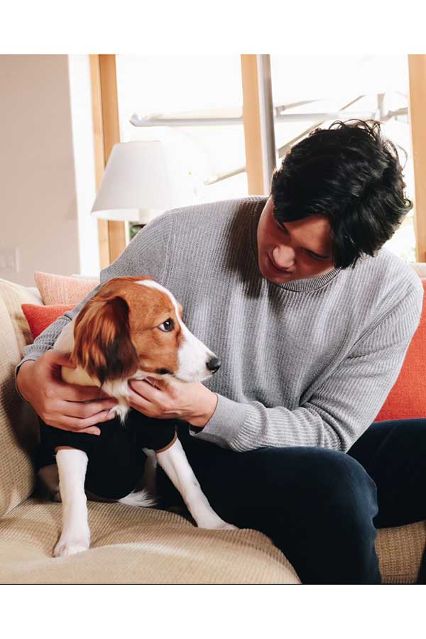 犬と戯れる大谷翔平【写真：エンゼルス提供】