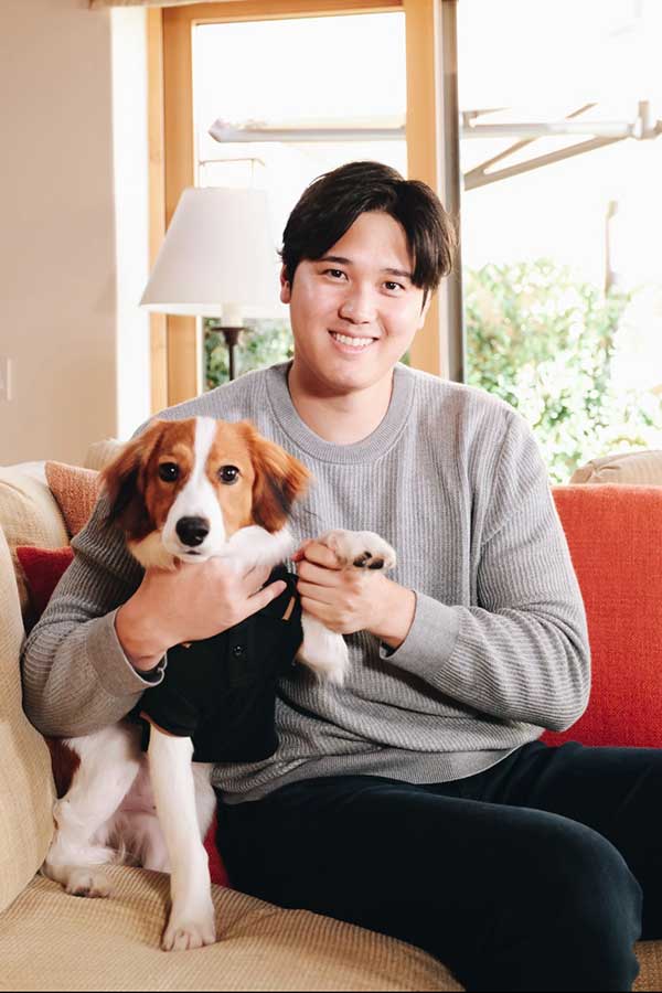 犬と戯れ笑顔を見せる大谷翔平【写真：エンゼルス提供】