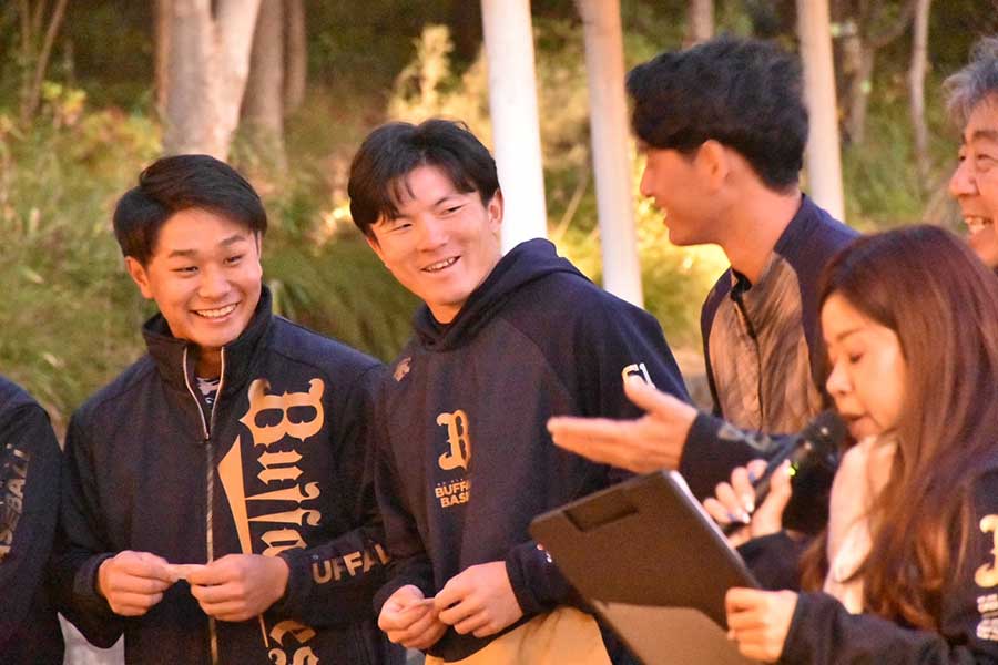 イベントに参加した茶野篤政（中央）らオリックスナイン【写真：真柴健】