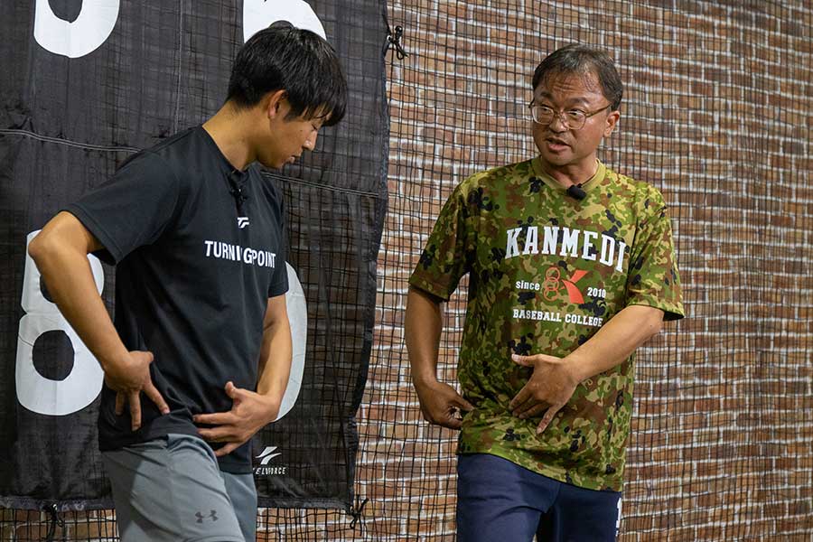 関メディベースボール学院の藤田真悟トレーナー（右）【写真：伊藤賢汰】