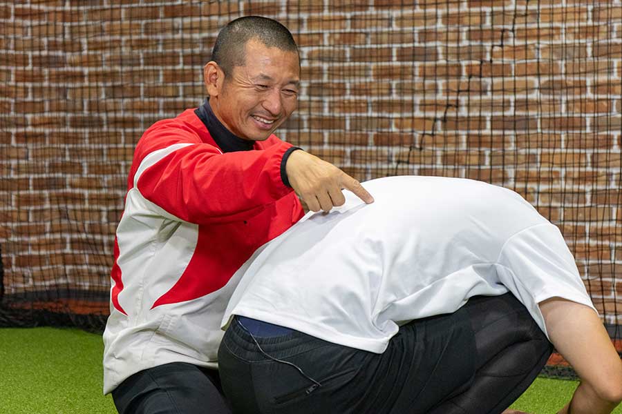 トレーニングコーチの塩多雅矢氏【写真：伊藤賢汰】