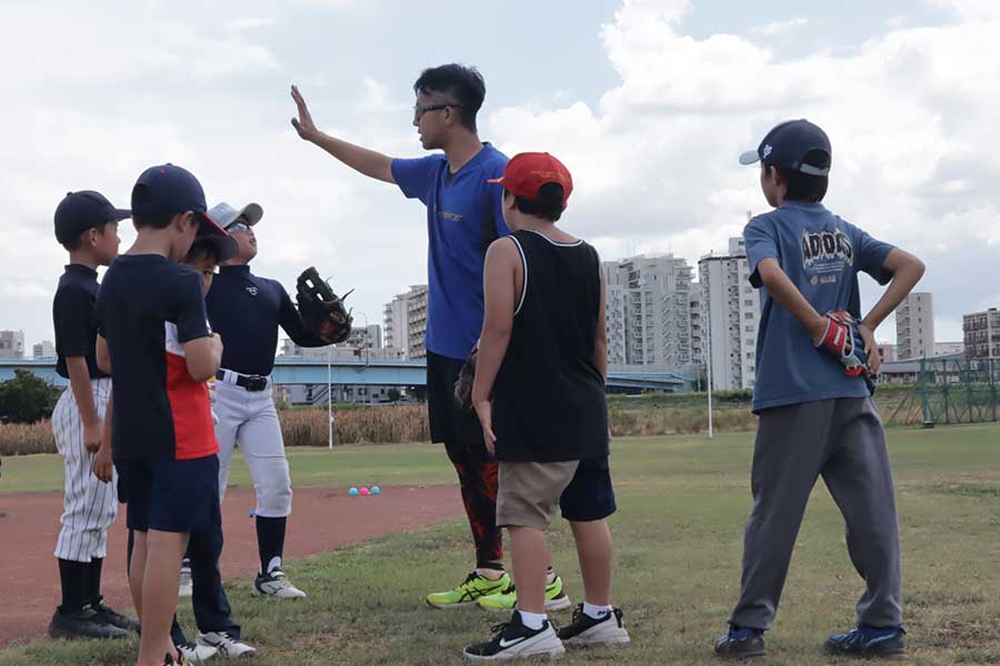 子どもたちに指導する今泉さん【写真：フィールドフォース提供】