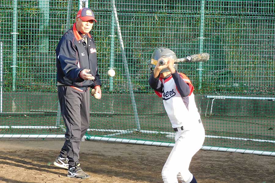 野球教室で打撃指導をする松井優典氏【写真：間淳】