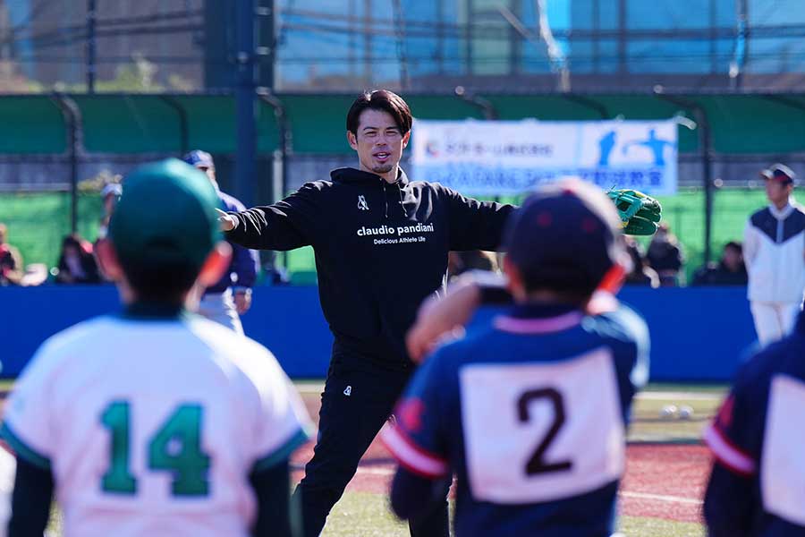 野球教室で指導をする楽天・今江敏晃監督【写真：荒川祐史】