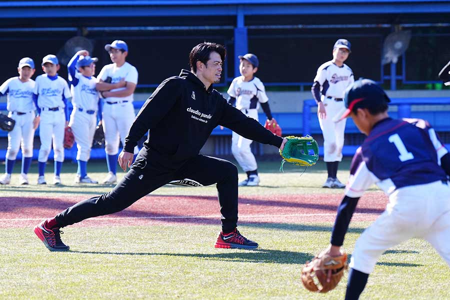 「左足を前にして捕りに行く」捕球方法を実演する今江監督【写真：荒川祐史】