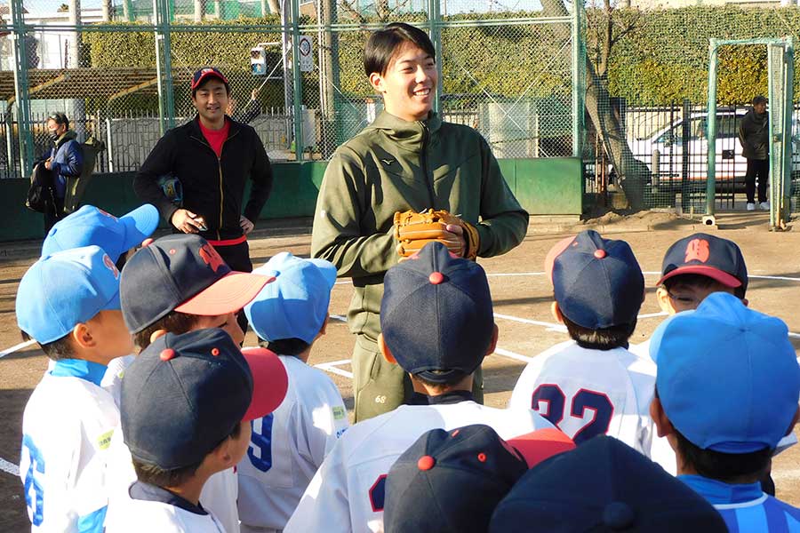 野球教室で指導を行ったロッテ・金田優太【写真：間淳】