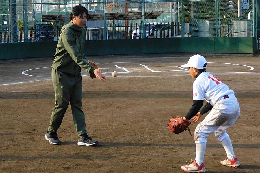 捕球方法の指導をする金田【写真：間淳】