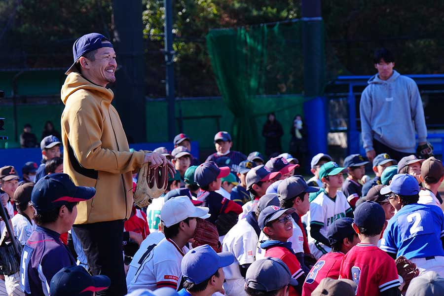 野球教室で講師を務めた坂口智隆さん【写真：荒川祐史】