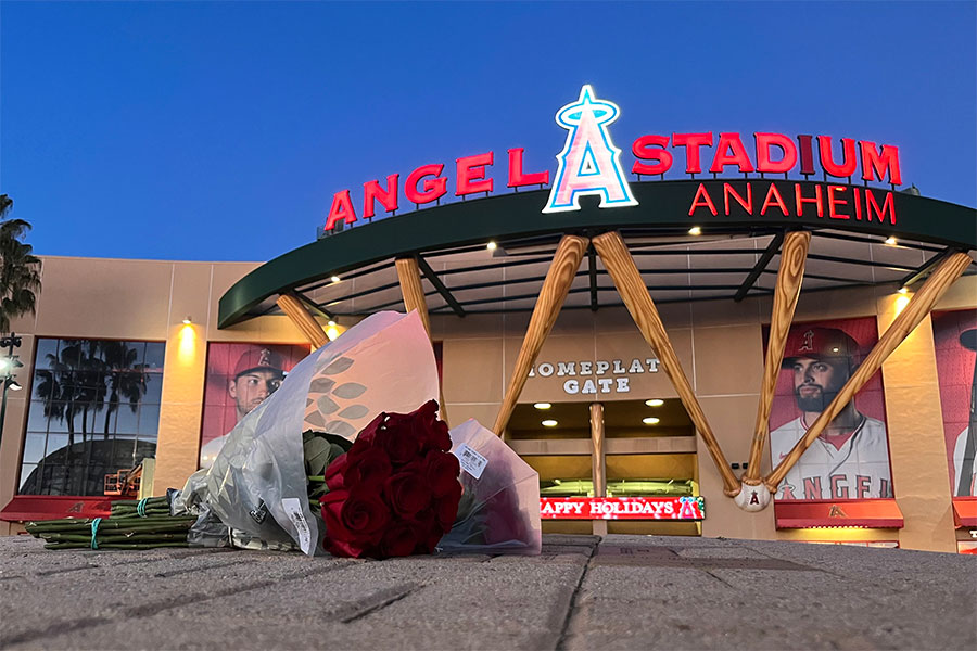 大谷の移籍決定後、エンゼルスタジアムに置かれた花束【写真：小谷真弥】