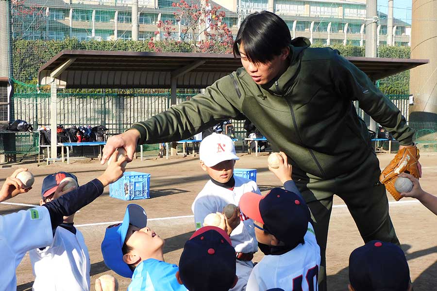 野球教室で講師を務めたロッテ・金田優太【写真：間淳】