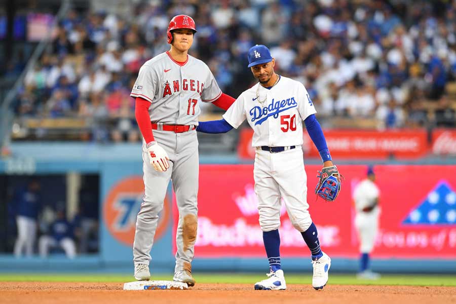 ドジャース移籍を発表した大谷翔平（左）とムーキー・ベッツ【写真：Getty Images】