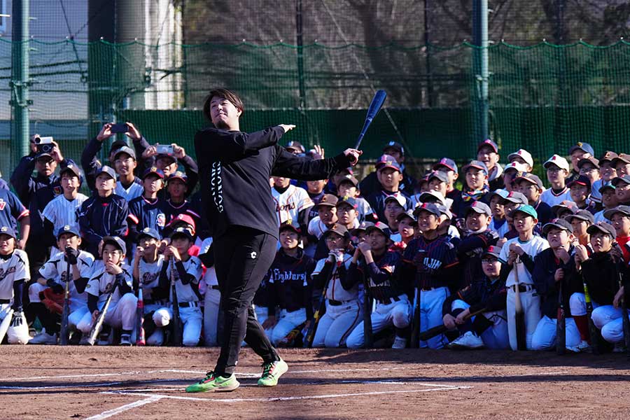 野球教室でフルスイングを実演する楽天・浅村栄斗【写真:荒川祐史】