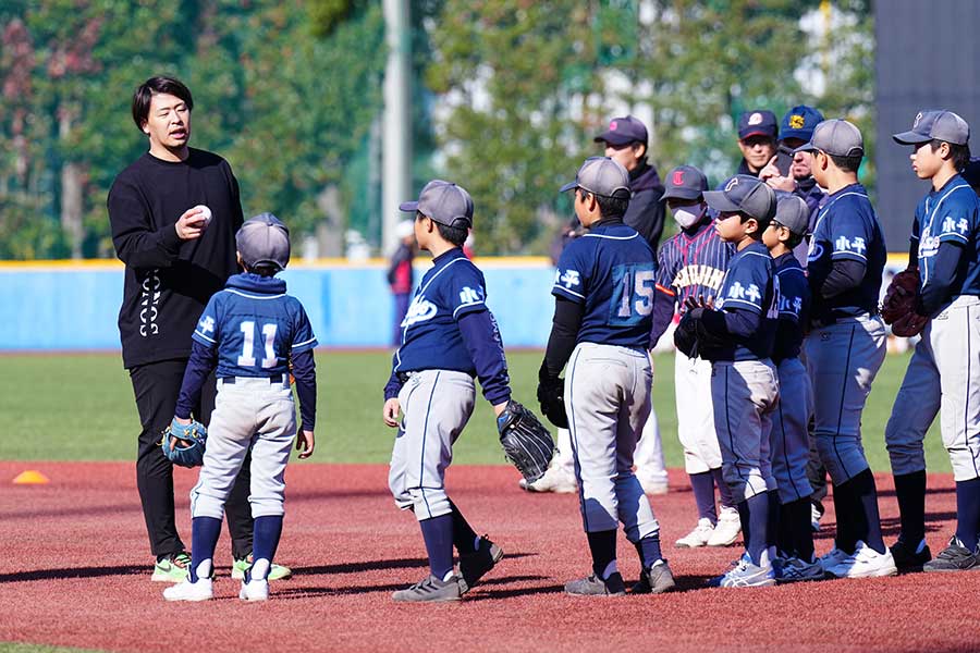 守備について子どもたちに指導する浅村【写真:荒川祐史】