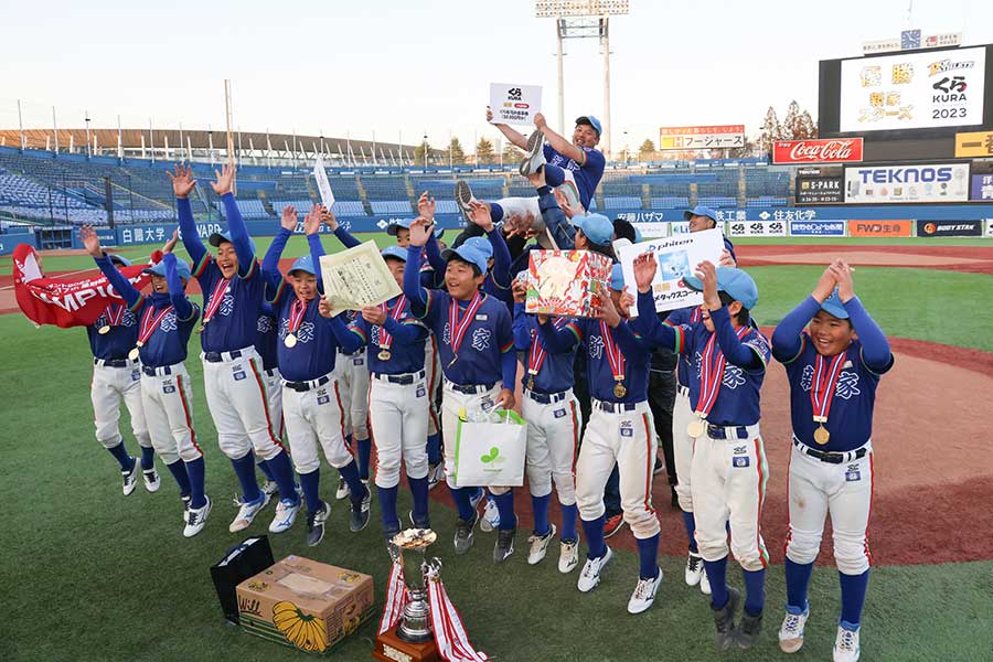 「くら寿司トーナメント」で優勝した新家スターズ【写真：加治屋友輝】