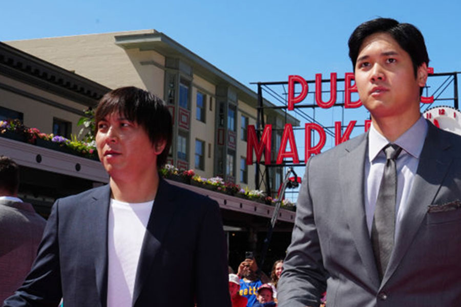 水原一平通訳（左）と大谷翔平【写真：Getty Images】