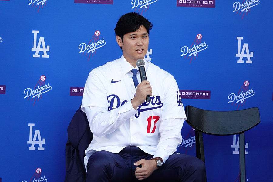 ドジャース入団会見に臨んだ大谷翔平【写真：小谷真弥】