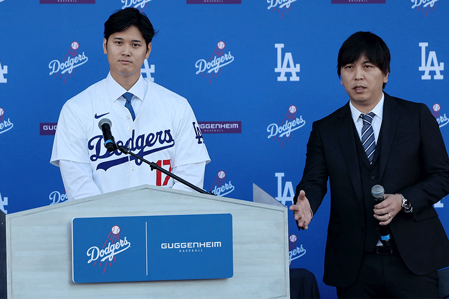 ドジャース入団会見に臨んだ大谷翔平（左）と水原一平通訳【写真：ロイター】