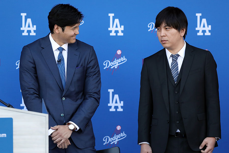 ドジャース入団会見に臨んだ大谷翔平（左）と水原一平通訳【写真：Getty Images】