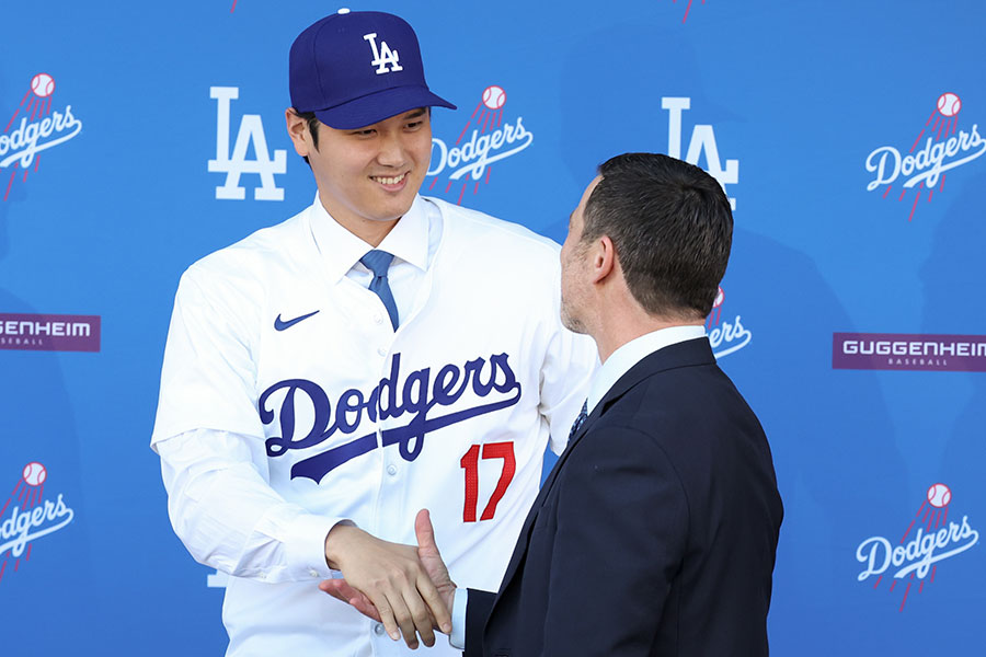 ドジャース入団会見に臨んだ大谷翔平（左）とフリードマン編成本部長【写真：Getty Images】