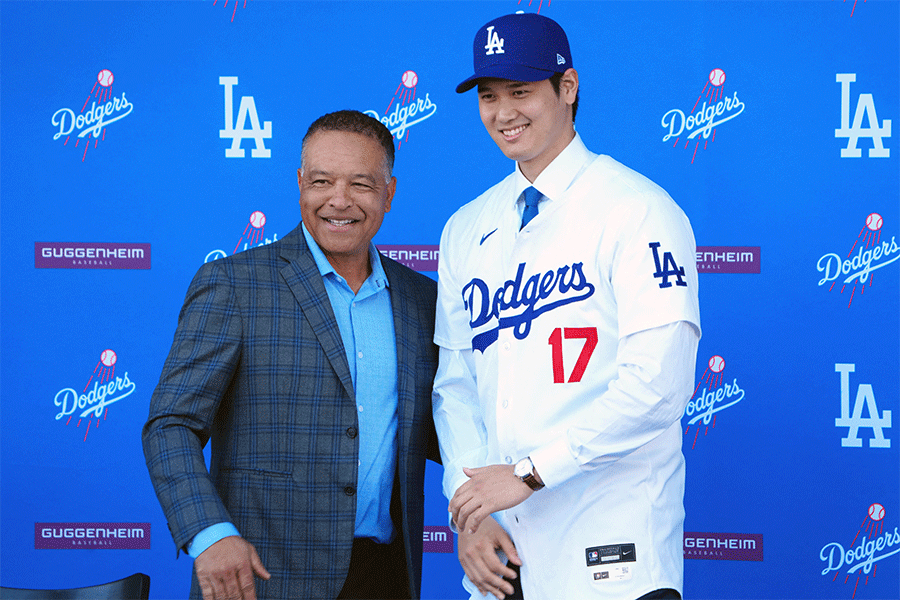 ドジャースのデーブ・ロバーツ監督（左）と大谷翔平【写真：ロイター】