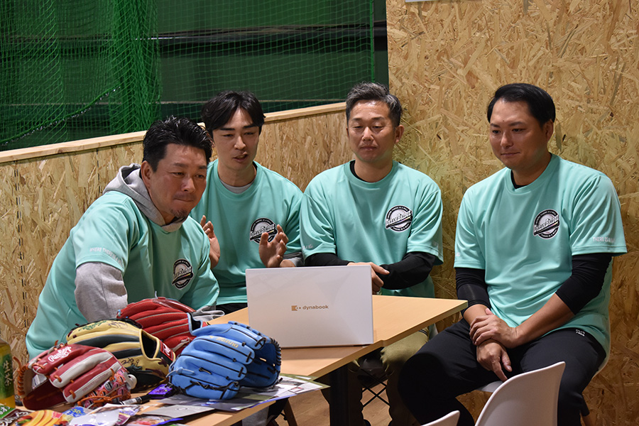 「DREAM BRIDGE DAY」で支援する子どもたちとオンライン交流をする館山氏、和田、石川、攝津氏（左から）【写真：高橋幸司】