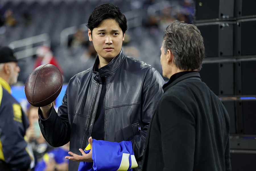 NFLの試合に登場したドジャース・大谷翔平（左）【写真：Getty Images】