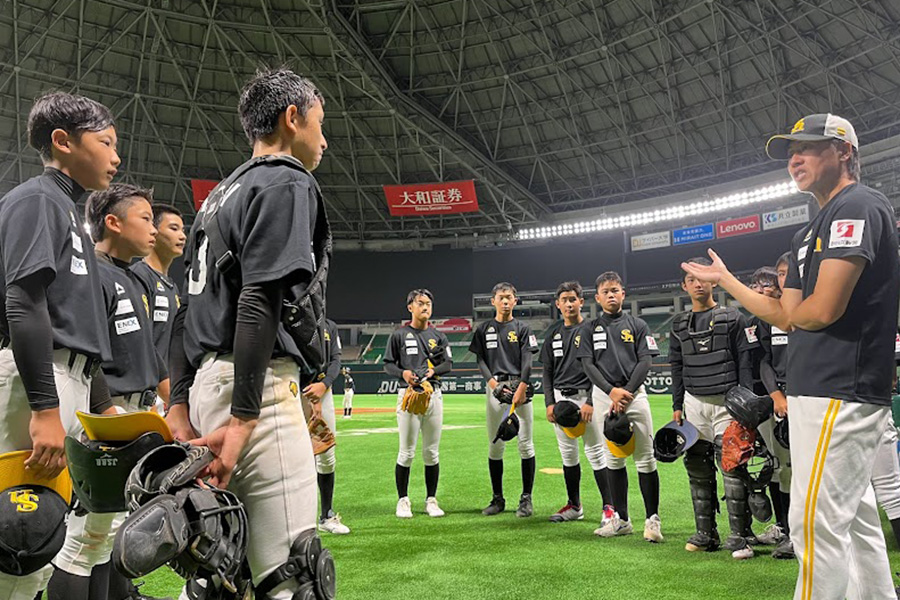 福岡ソフトバンクホークスジュニアの帆足和幸監督（右端）【写真：球団提供】