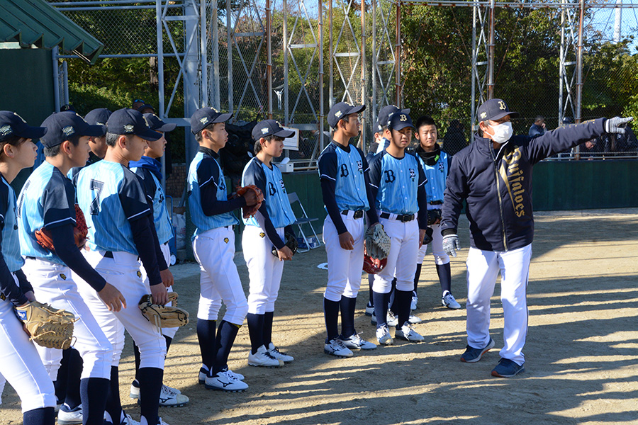 オリックスジュニアを指導する小川博文監督（右端）【写真：球団提供】